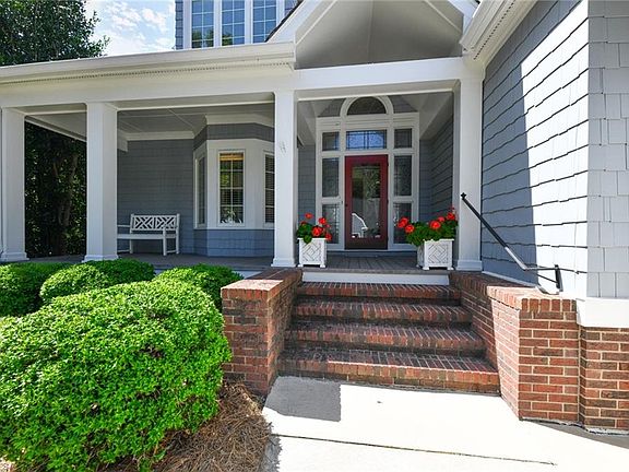 3rd image of 4 Sommerton Dr