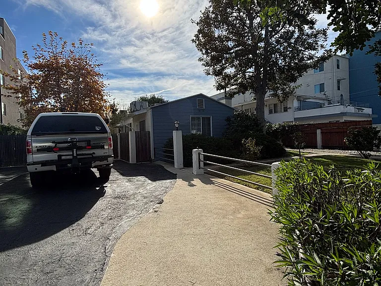 10814-10818 Blix St — Photo 12
