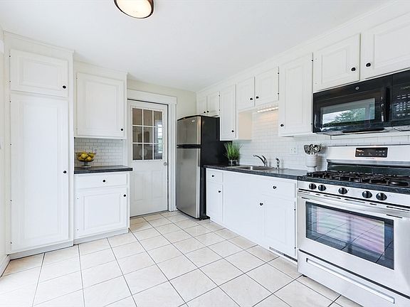 4th image of 523 Norfolk St