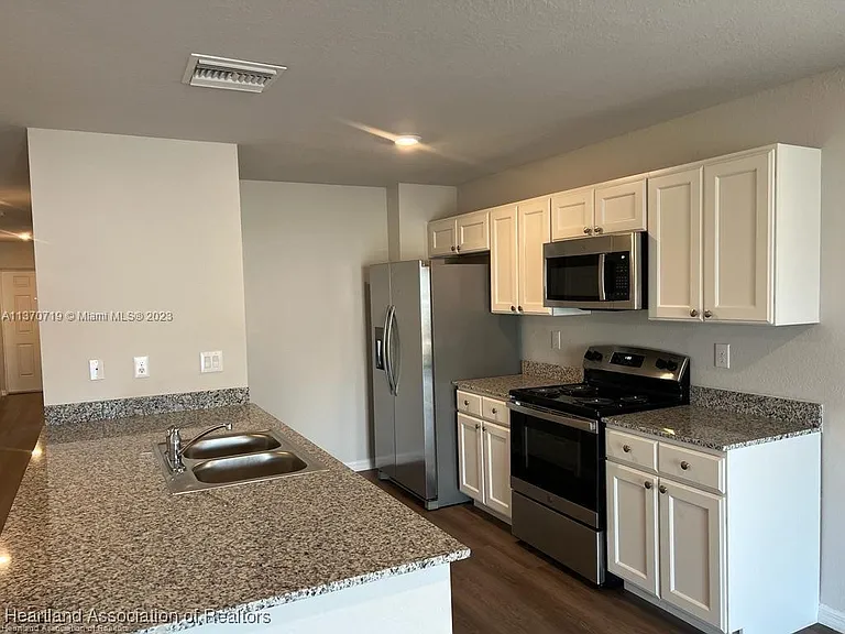 1452 Stone Ridge Cir — Photo 4