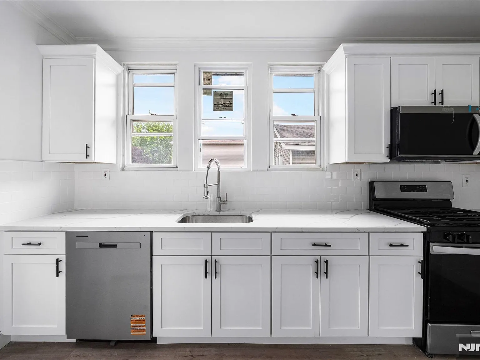 3 bed, 1.0 bath, $2,950 — Photo 1