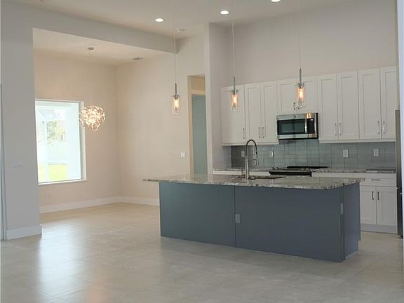5th image of 3915 SW 15th Pl
