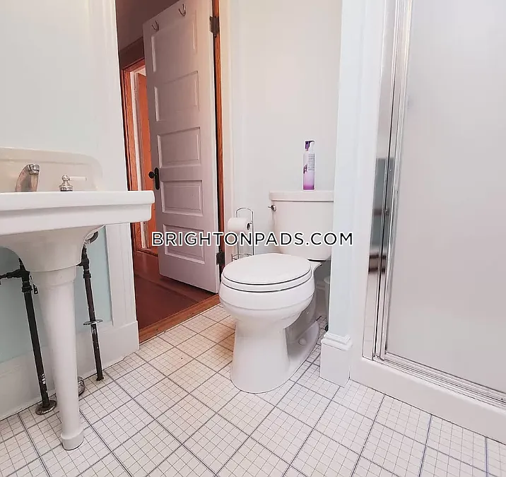 2 bed, 999 sqft, $2,400 — Photo 3