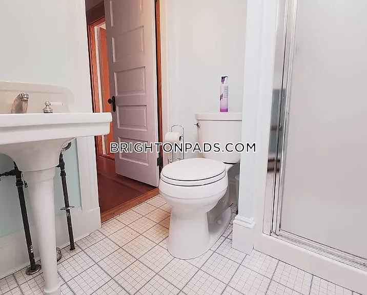 18 Upcrest Rd #3 — Photo 3