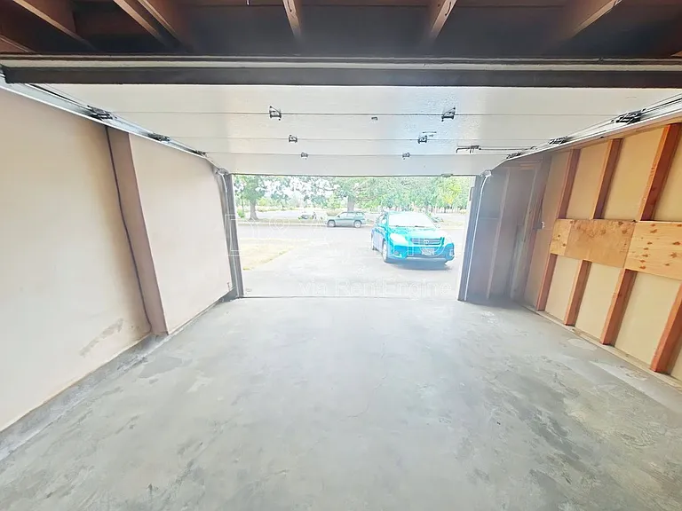 2520 NW Tyler Ave — Photo 8