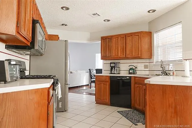 308 S Indianwood Ave — Photo 3