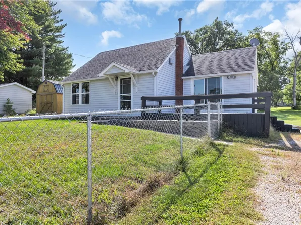 113 E Vinton St, Coggon, IA 52218