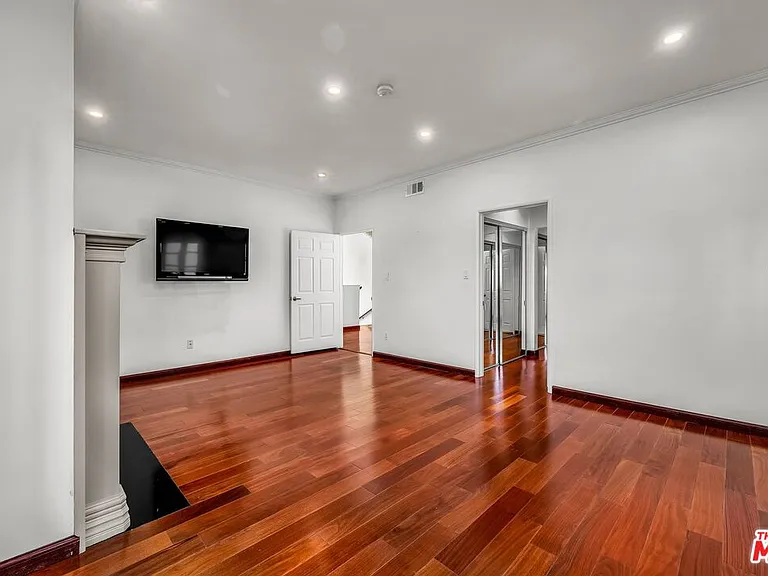 10810 Rochester Ave — Photo 41