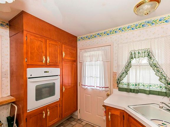 4th image of 184B Sterling Ct #100B
