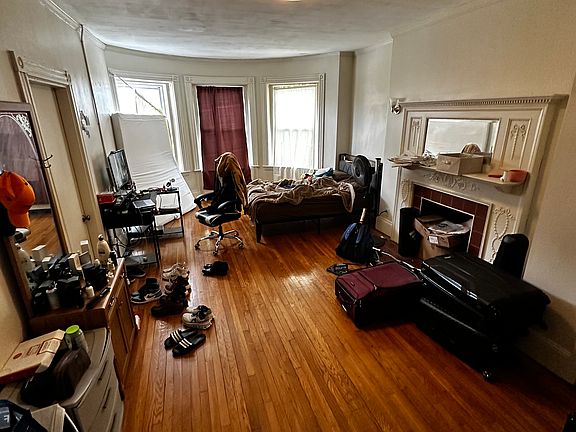 4th image of 912 Beacon St APT 3A