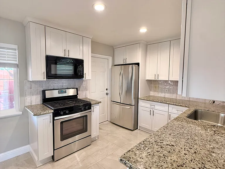 921 York St — Photo 10