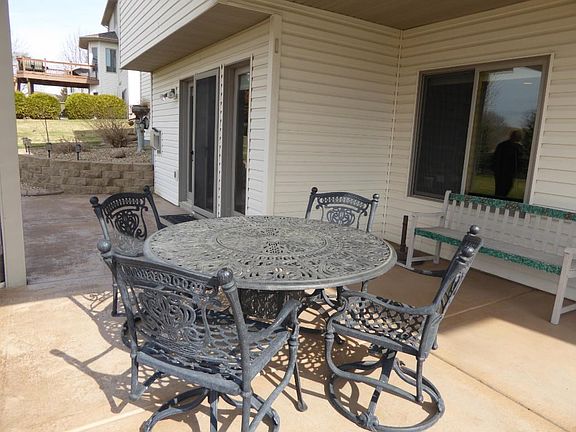 GREAT LIVING SPACES INSIDE & OUT! Sit and watch the clouds go by!