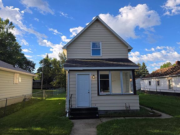 2nd image of 912 1st St NE