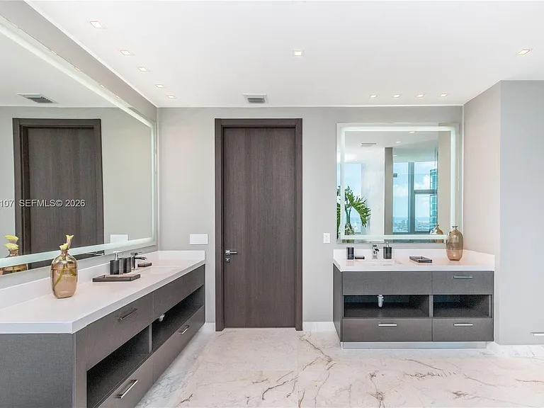851 NE 1st Ave #Penthouse 4611 — Photo 1