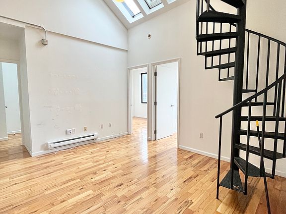 2nd image of 324 Melrose St APT 4B