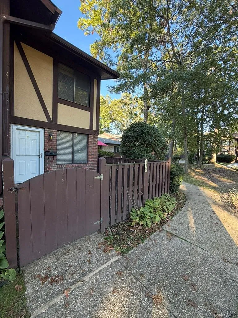 2 bed, 1.5 bath, 1176 sqft, $2,700 — Photo 2