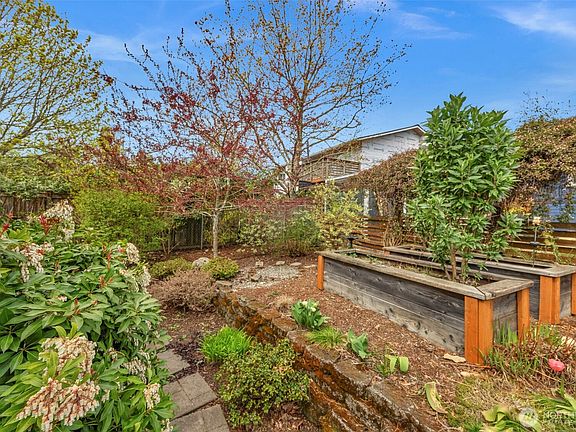 Plenty of garden space.>