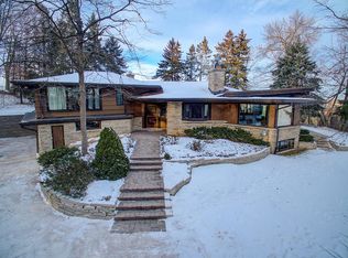 10412 W Sunset Woods Ln, Mequon, WI 53097