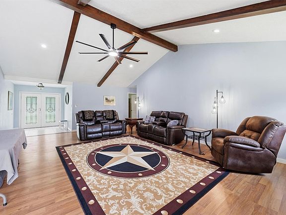 5th image of 186 Poinsettia St