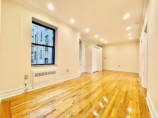 3rd image of 207 E 29th St APT 9