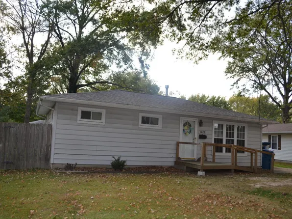 1420 Jonquil St, Centralia, IL 62801