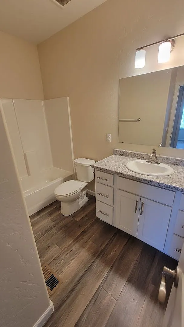 Modern 3-Bedroom Townhome with Garage Near Mesa Mall Built in 2020 — Photo 4