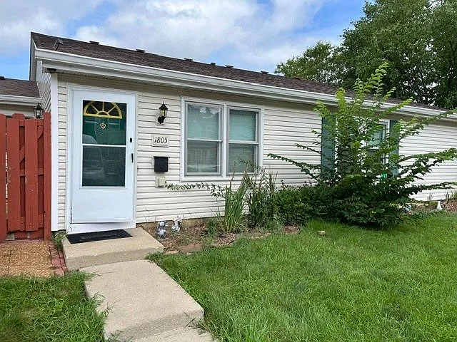 3 bed, 1200 sqft, $2,300 — Photo 2