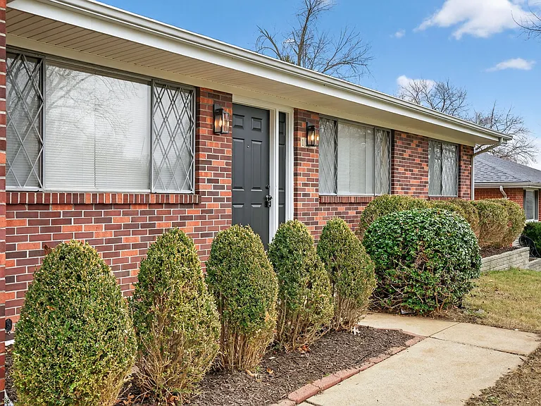 1553 Cove Ln — Photo 3