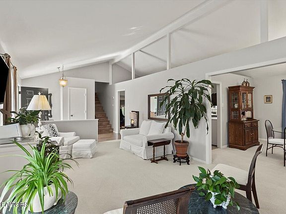 4th image of 602 Villa Crest Dr