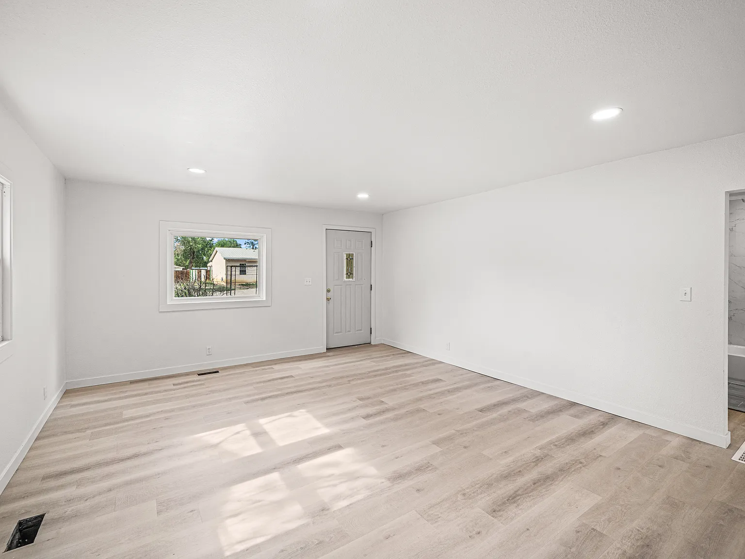 2 bed, 893 sqft, $1,500 — Photo 2