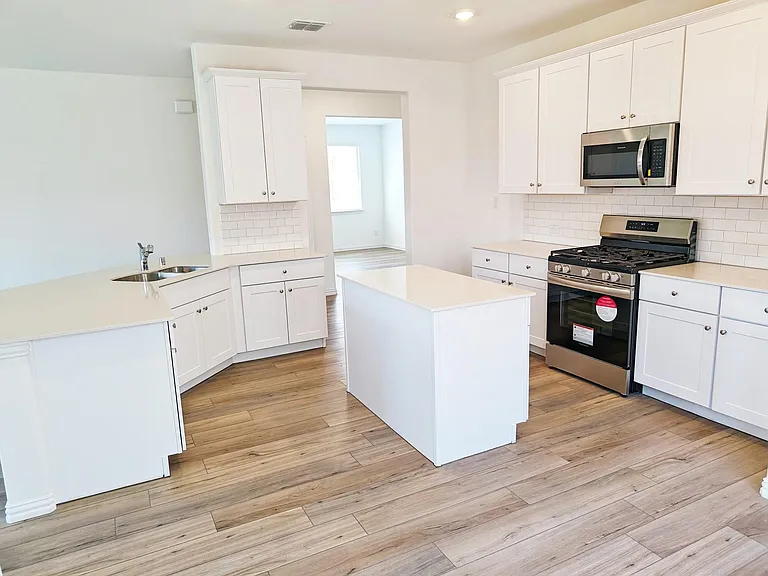8404 Honeylocust St — Photo 6