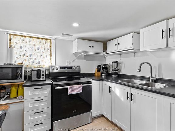 3rd image of 25 Clark St W