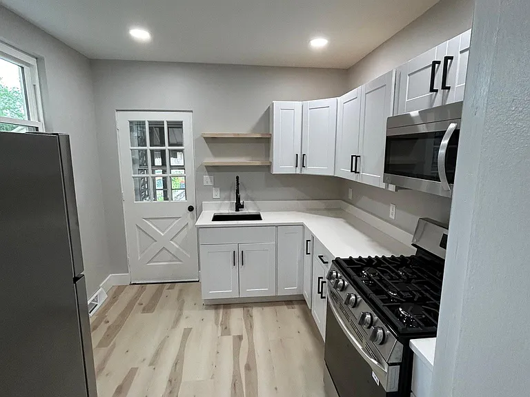 7227 Whipple St — Photo 2