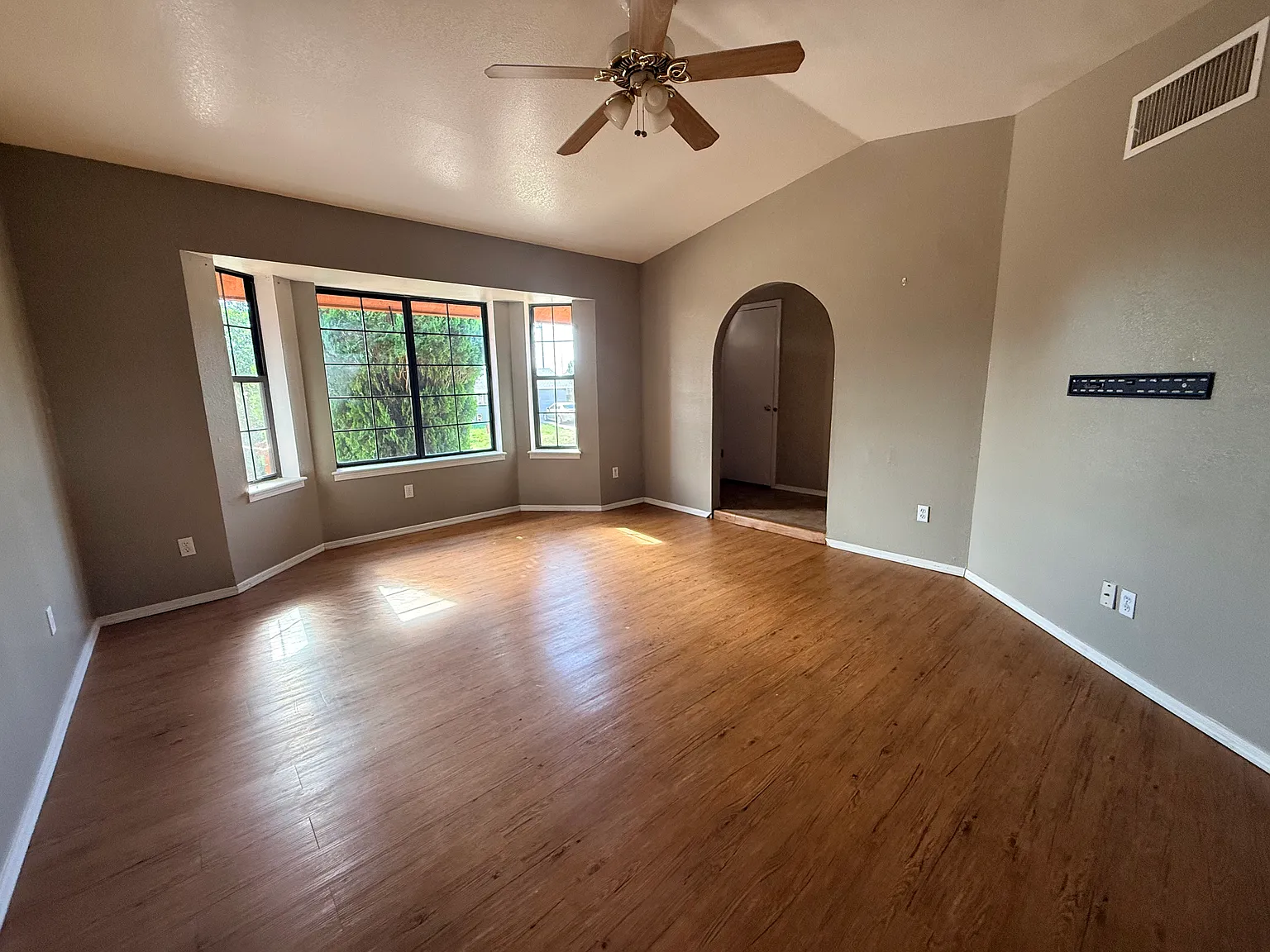 3 bed, 1495 sqft, $1,950 — Photo 4
