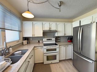 1111 W Canterbury Dr SW #9, Calgary, AB T2W 3G4