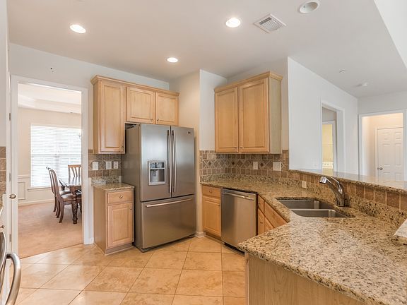 Beautiful Kitchen w/upgrades