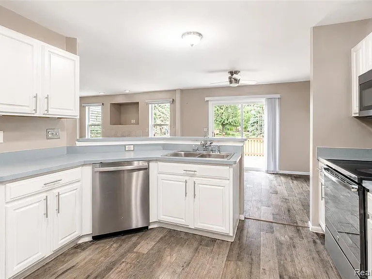 22733 Coachlight Cir — Photo 10