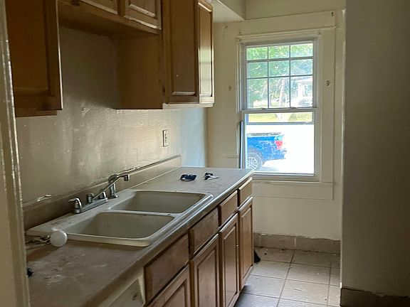 5th image of 950 East Dr