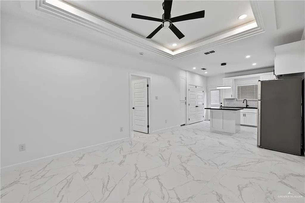 3 bed, 2.0 bath, 1040 sqft, $1,375 — Photo 3