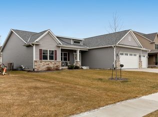818 W Pinehurst Dr, Eldridge, IA 52748