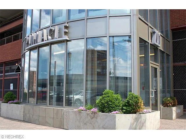 Building Photo - 701 W Lakeside Ave #1002