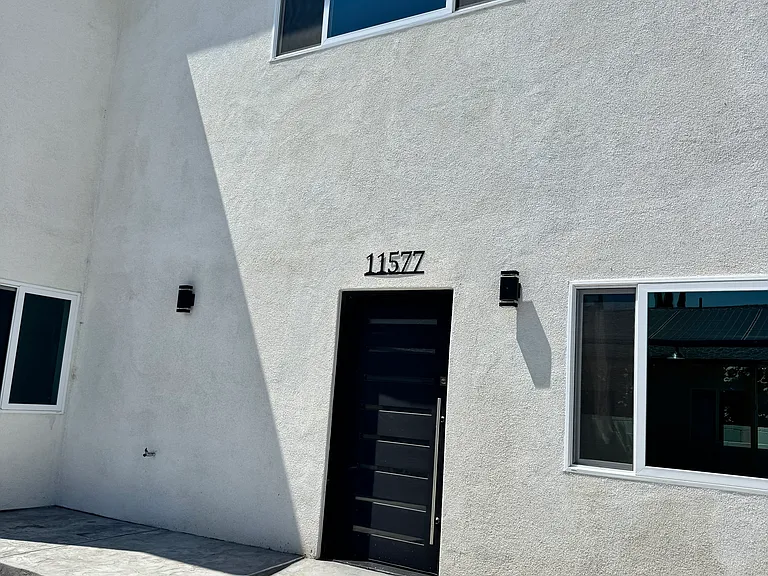 11577 Garrick Ave — Photo 2