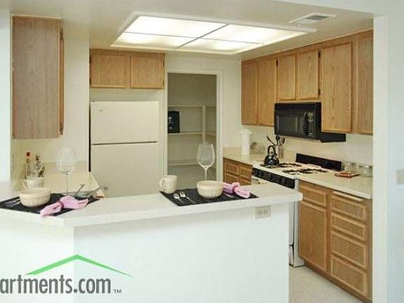 Kitchen w/gas stove