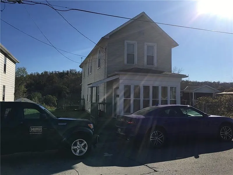 627 1st St photo 1