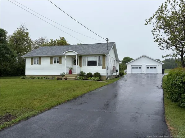 4073 Main St, Belledune, NB E8G 2K7