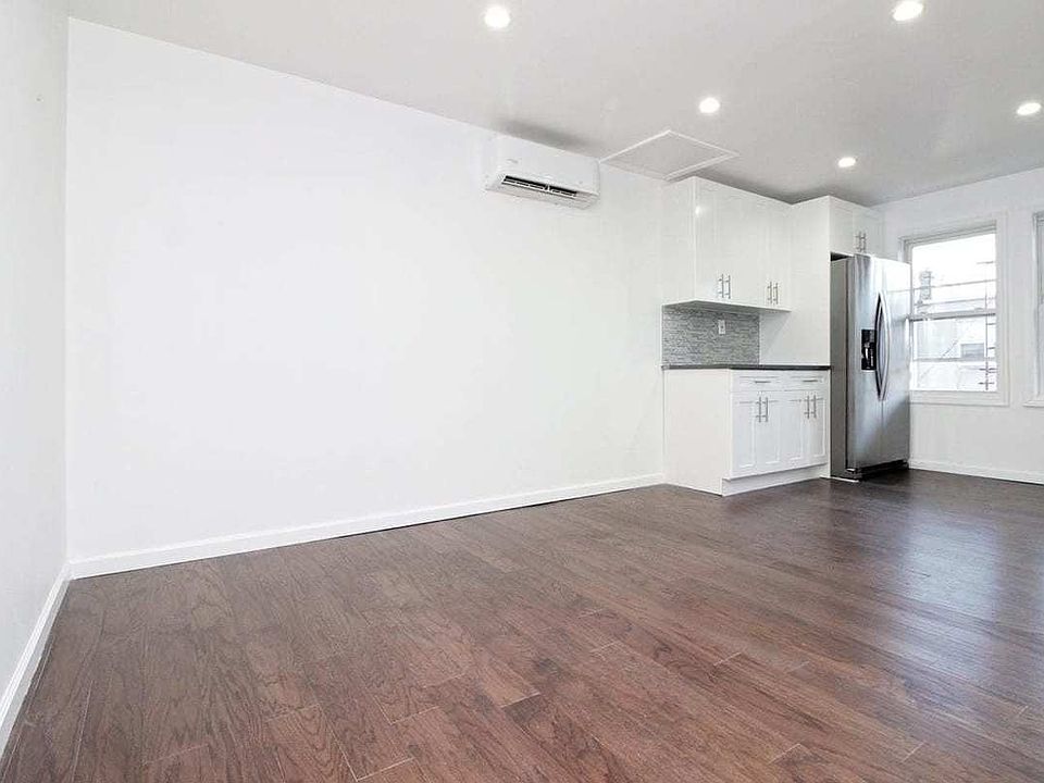 2nd image of 2059 33rd St #2