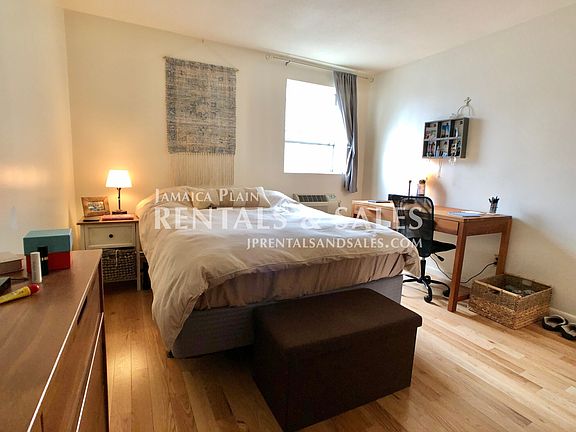 5th image of 804 Centre St APT 306
