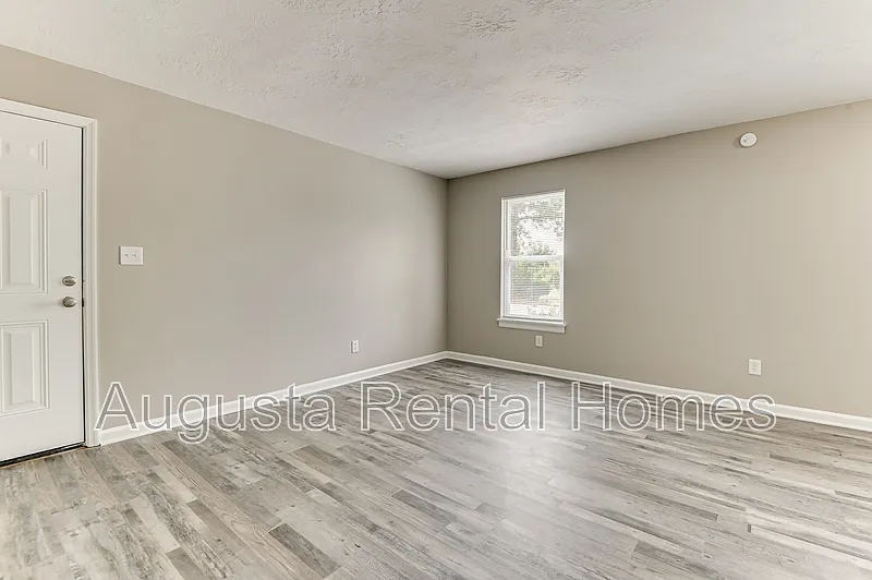 2 bed, 1.0 bath, 860 sqft, $1,095 — Photo 1