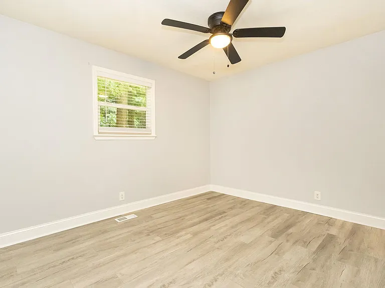 405 Dempsey Ln — Photo 9