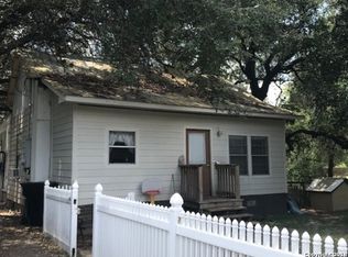 301 W Colonial Pkwy, Devine, TX 78016